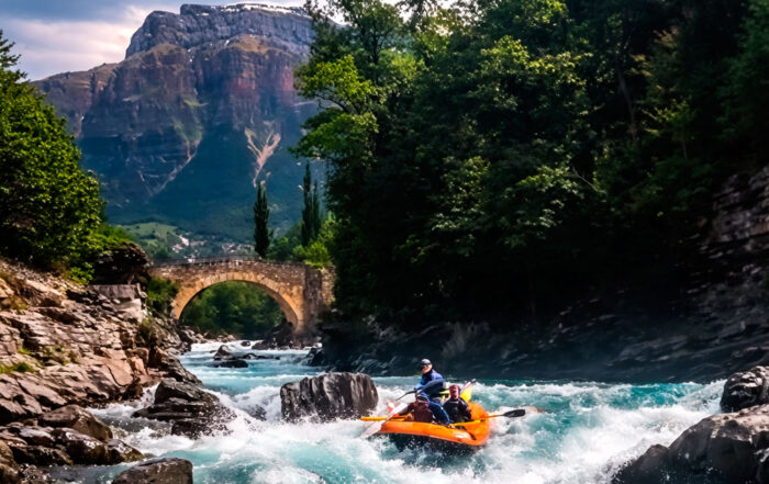 Rafting en el río Ara de Torla a Broto, la aventura más emocionante del Pirineo