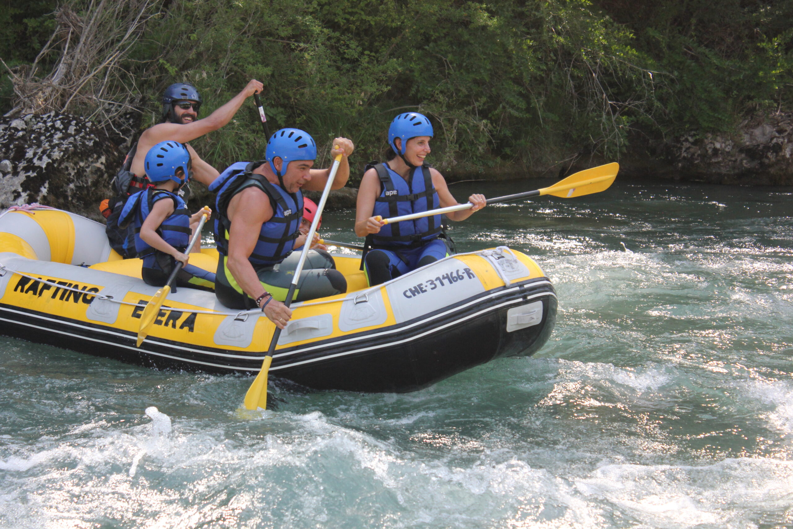 Actividades en familia en el Pirineo: vive el rafting en el río Ésera