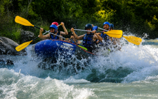 Descubre la experiencia de hacer rafting en campo