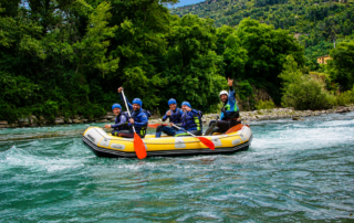 Rafting en Campo Huesca en el río Ésera durante una actividad de aguas bravas en el Pirineo Aragonés.