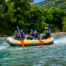 Rafting en Campo Huesca en el río Ésera durante una actividad de aguas bravas en el Pirineo Aragonés.