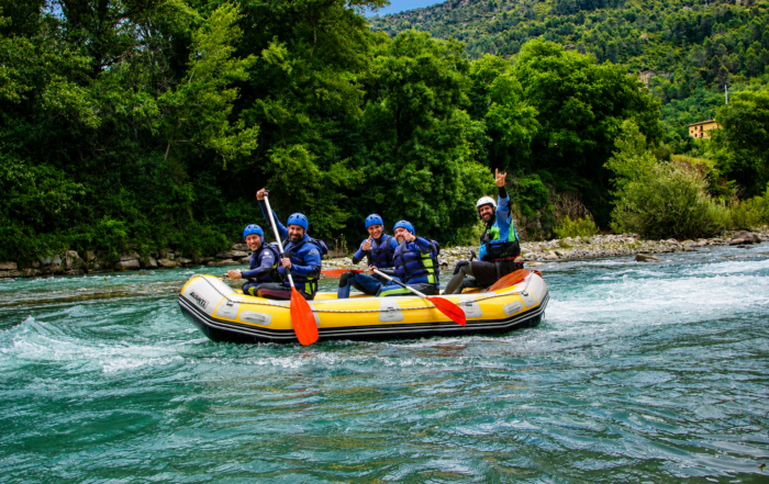 Rafting en Campo Huesca en el río Ésera durante una actividad de aguas bravas en el Pirineo Aragonés.