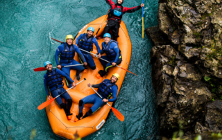 aventureros disfrutando de una actividad de rafting en Huesca