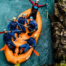 aventureros disfrutando de una actividad de rafting en Huesca