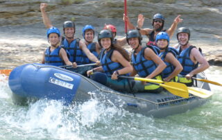 “Equipo haciendo rafting en una balsa, con rápidos del río Ésera (Valle de Benasque, Huesca)”.