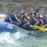 “Equipo haciendo rafting en una balsa, con rápidos del río Ésera (Valle de Benasque, Huesca)”.