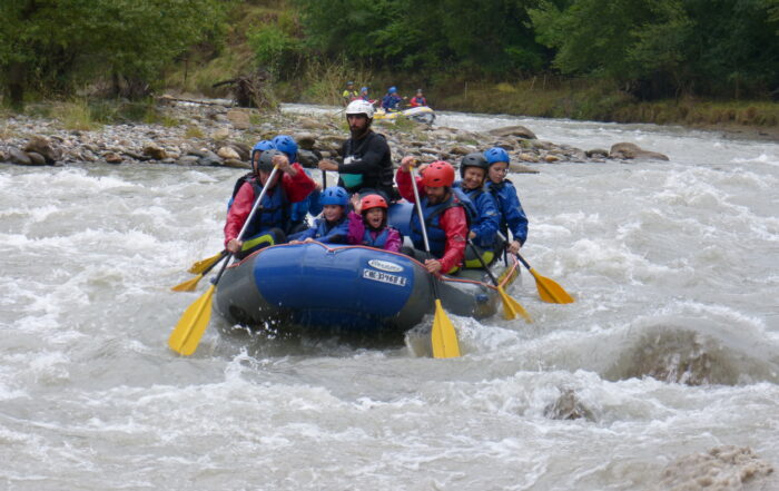 “Familia con niños sonrientes en rafting por el río Ésera en Huesca”