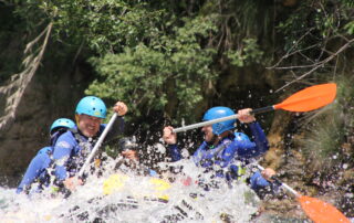 Rafting en el río Ésera durante una aventura de aguas bravas en Huesca