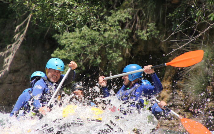 Rafting en el río Ésera durante una aventura de aguas bravas en Huesca