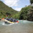 Rafting cerca de Benasque en el río Ésera con familias disfrutando de una actividad de aventura.