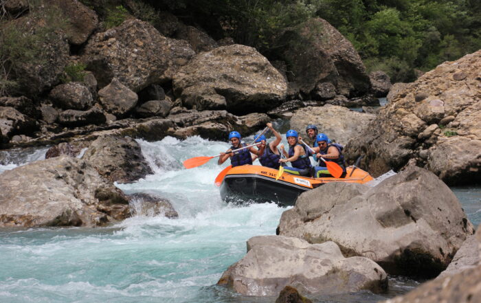 Rafting en el río Ésera, una de las mejores actividades de verano en el Pirineo.