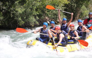 Grupo de personas haciendo rafting en los Pirineos
