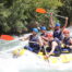Grupo de personas haciendo rafting en los Pirineos