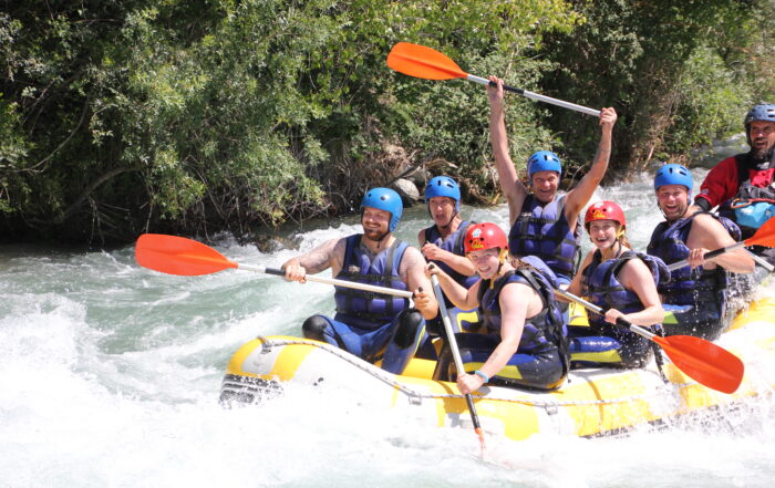 Grupo de personas haciendo rafting en los Pirineos