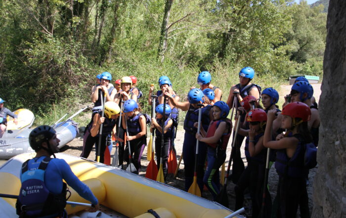 preparándose para hacer rafting en el río Ésera